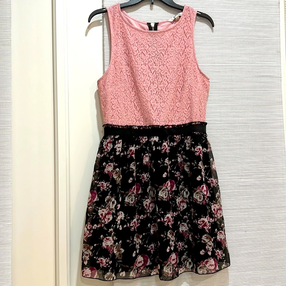 Speechless brand beautiful stylish fit and flare A-line style zip up back dress